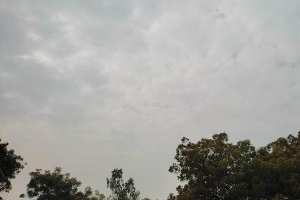 Prayagraj/Pratapgarh: Clouds encamped on the sky, cold wave softened due to showers