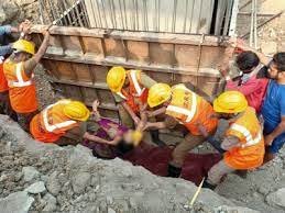 Thane: ठाणे में मेट्रो के निर्माण स्थल पर महिला पर गिरी धातु की भारी प्लेट,  मौत | India Ground Report