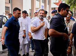 mumbai : mahaaraashtr vis: raahul gaandhee ke postar ko kathit taur par chappalon se maarane par vivaad mumbee: (mumbai) mahaaraashtr vidhaanasabha mein maha vikaas aaghaadee (emaveee) ke vidhaayakon ne mahaaraashtr vidhaanamandal parisar kee seedhiyon par raahul gaandhee ke postar ko kathit taur par chappalon se maarane ke lie sattaaroodh bhaarateey janata paartee-shivasena ke sadasyon kee brhaspativaar ko aalochana kee.sattaaroodh dalon ke vidhaayakon ne kaangres neta raahul gaandhee kee hindutv vichaarak vee. dee. saavarakar ko lekar kee gaee kathit tippanee ke khilaaph pradarshan karate hue gaandhee ke postar par kathit taur par chappalen maaree theen.maha vikaas aaghaadee (emaveee) mein shivasena (uddhav thaakare neet gut), raashtravaadee kaangres paartee aur kaangres shaamil hai. vidhaanasabha adhyaksh raahul naarvekar ne bhee sattaaroodh gathabandhan ke vidhaayakon kee is harakat par naaraajagee jataee aur jaanch ka vaada kiya.kaangres neta baalaasaaheb thoraat ne sadan mein yah mudda uthaaya, jisaka neta pratipaksh ajit pavaar ne bhee samarthan kiya. donon ne sattaaroodh paartee ke sadasyon ke vyavahaar ko asansadeey karaar dete hue isakee aalochana kee. thoraat ne is krty mein shaamil vidhaayakon ke khilaaph kaarravaee kee maang kee.up mukhyamantree devendr phadanavees ne bhee sveekaar kiya ki vidhaan bhavan parisar mein is tarah ke krty karana galat hai, lekin saath hee gaandhee kee aalochana kee. phadanavees ne kaha ki saavarakar ne andamaan mein 11 saal jel mein bitae the aur un par gaandhee kee tippanee kee ninda kee jaanee chaahie. bhaajapa ke vidhaayak atul bhatakhalkar ne sadan kee kaaryavaahee sthagit hone ke baad dobaara shuroo hone par kaha, ‘‘ aaparaadhik maamale mein jamaanat par riha vyakti svatantrata senaanee ka apamaan kar raha hai.’’is beech adhyaksh naarvekar ne kaha, ‘‘ main maamale kee jaanch karoonga aur rikording bhee dekhoonga. yah dobaara nahin hona chaahie anyatha kadee kaarravaee kee jaegee.’’ sattaaroodh vidhaayakon kee khinchaee karate hue unhonne kaha, ‘‘ agar aap ninda karana chaahate hain to uchit manch par karen. abhee tak (maamale par kaarravaee ke lie) mujhe koee notis nahin mila hai.’’isase pahale, sattaaroodh gathabandhan ke vidhaayakon dvaara saavarakar par gaandhee kee tippanee ke lie unake khilaaph naarebaajee ke kaaran do baar sadan kee kaaryavaahee sthagit huee.
ज़्यादा दिखाएं
1,909 / 5,000
अनुवाद के नतीजे
अनुवाद
MUMBAI : Maharashtra Vis: Controversy over Rahul Gandhi's poster allegedly being hit with slippers