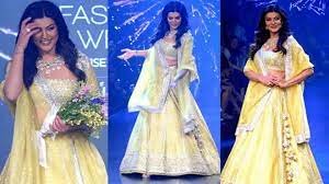 MUMBAI : 'A walk to remember': Sushmita Sen walks the ramp at Lakme Fashion Week XFDCI