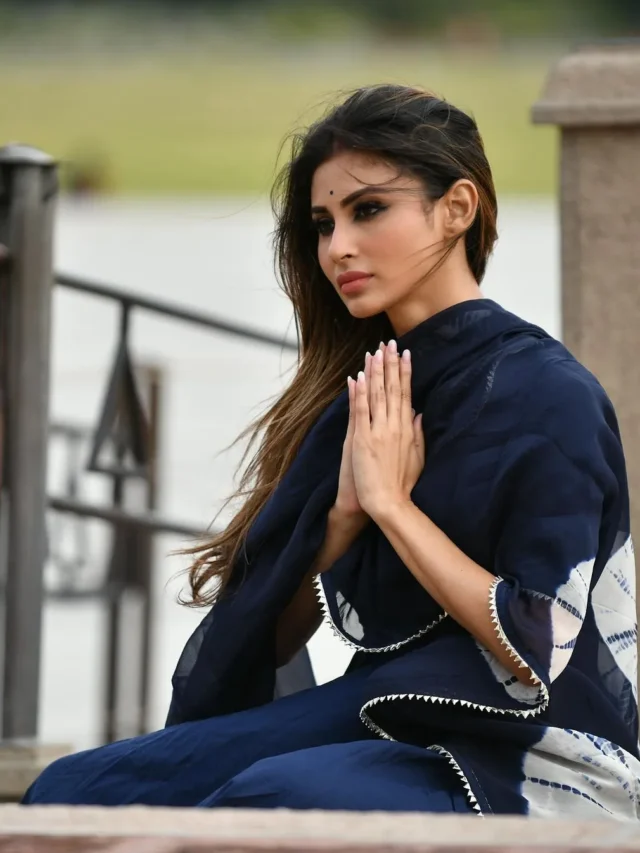 actress-mouni-roy-create-sensation-in-latest-ethnic-look-see-her-beautiful-pics-goes-viral1713263811_6