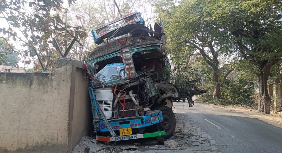 Koderma: Bike collided with divider, wife died and husband injured