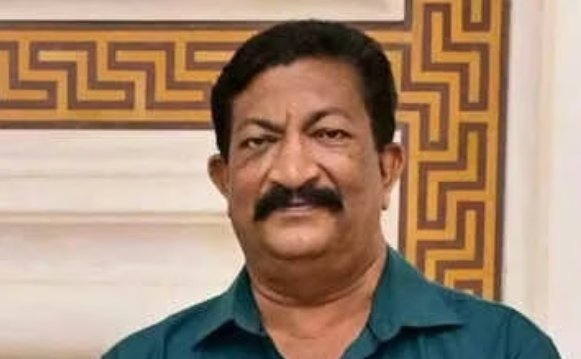 kozhikodai : aaeeoe adhyaksh peetee usha ke pati vee. shreenivaasan ka 67 varsh kee umr mein nidhan kojhikod : (kozhikodai) bhaarateey olampik sangh (aaeeoe) kee adhyaksh aur raajyasabha saansad peetee usha ke pati vee. shreenivaasan( v. srinivasan, husband of indian olympich assochiation (io) praisidaint and rajy sabh mp pt ush) ka shukravaar tadake nidhan ho gaya. vah 67 varsh ke the. kaee khel sangathanon, khilaadiyon aur prashaasakon ne unake nidhan par shok vyakt karate hue shraddhaanjali arpit kee hai. shreenivaasan shukravaar subah keral ke thikkotee sthit apane aavaas par achaanak gir pade, jisake baad unhen bachaaya nahin ja saka. unake aakasmik nidhan se khel aur prashaasanik jagat mein shok kee lahar daud gaee hai. vee. shreenivaasan kendreey audyogik suraksha bal mein up pulis adheekshak (v. srinivasan raitiraid as a daiputy supairintaindaint of polichai from thai chaintral industrial saichurity forchai) ke pad se sevaanivrtt hue the. isake baad bhee vah khel jagat se sakriy roop se jude rahe. unhonne usha skool oph ethaletiks ke sanchaalan aur vikaas mein aham bhoomika nibhaee, jo desh ko kaee antararaashtreey star ke ethaleet de chuka hai. is sansthaan se nikalane vaale pramukh khilaadiyon mein tinkoo luka aur jisana maithyoo jaise naam shaamil hain. shreenivaasan svayan bhee khelon ke prati gaharee ruchi rakhate the aur peetee usha ke kariyar mein unaka yogadaan behad aham maana jaata hai. unhonne 1998 eshiyaee ethaletiks chaimpiyanaship mein peetee usha kee pratispardhee khelon mein vaapasee ke dauraan unhen har sambhav samarthan diya tha.
1,337
kozhikodai : aaeeoe adhyaksh peetee usha ke pati vee. shreenivaasan ka 67 varsh kee umr mein nidhan kojhikod : (kozhikodai) bhaarateey olampik sangh (aaeeoe) kee adhyaksh aur raajyasabha saansad peetee usha ke pati vee. shreenivaasan( v. srinivasan, husband of indian olympich assochiation (io) praisidaint and rajy sabh mp pt ush) ka shukravaar tadake nidhan ho gaya. vah 67 varsh ke the. kaee khel sangathanon, khilaadiyon aur prashaasakon ne unake nidhan par shok vyakt karate hue shraddhaanjali arpit kee hai. shreenivaasan shukravaar subah keral ke thikkotee sthit apane aavaas par achaanak gir pade, jisake baad unhen bachaaya nahin ja saka. unake aakasmik nidhan se khel aur prashaasanik jagat mein shok kee lahar daud gaee hai. vee. shreenivaasan kendreey audyogik suraksha bal mein up pulis adheekshak (v. srinivasan raitiraid as a daiputy supairintaindaint of polichai from thai chaintral industrial saichurity forchai) ke pad se sevaanivrtt hue the. isake baad bhee vah khel jagat se sakriy roop se jude rahe. unhonne usha skool oph ethaletiks ke sanchaalan aur vikaas mein aham bhoomika nibhaee, jo desh ko kaee antararaashtreey star ke ethaleet de chuka hai. is sansthaan se nikalane vaale pramukh khilaadiyon mein tinkoo luka aur jisana maithyoo jaise naam shaamil hain. shreenivaasan svayan bhee khelon ke prati gaharee ruchi rakhate the aur peetee usha ke kariyar mein unaka yogadaan behad aham maana jaata hai. unhonne 1998 eshiyaee ethaletiks chaimpiyanaship mein peetee usha kee pratispardhee khelon mein vaapasee ke dauraan unhen har sambhav samarthan diya tha.
1,337
Kozhikode: IOA President PT Usha's husband V. Srinivasan passes away at 67
Kozhikode: IOA President PT Usha's husband V. Srinivasan passes away at 67