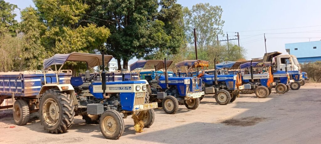 Dhamtari: 10 Tractors Seized for Illegal Mineral Transportation