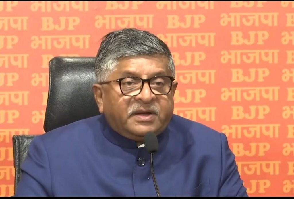 
naiw dailhi : eedee ke chhaape par mamata banarjee ko itanee ghabaraahat kyonh bhaajapa naee dillee : (naiw dailhi) pravartan nideshaalay (eedee)(ainforchaimaint diraichtoratai) kee chhaapemaaree ke virodh mein trnamool kaangres ke pradarshan par bhaarateey janata paartee (bhaajapa)(bharatiy janat party) ne nishaana saadha hai. bhaajapa ke varishth neta evan saansad ravishankar prasaad ne kaha ki mamata banarjee (bjp laiadair and mp ravi shankar prasad said that mamat banairjaiai) bangaal mein koee jaanch nahin hone detee hain. unhen itanee ghabaraahat kyon hain. unhonne mamata par eedee ke adhikaariyon ko dhamakaane ka bhee aarop lagaaya. bhaajapa mukhyaalay mein shukravaar ko patrakaar vaarta mein ravishankar prasaad ne kaha ki aajaad bhaarat ke pashchim bangaal mein jo hua, vo aaj tak nahin hua. ek praivet propartee mein, jahaan eedee dvaara manee londring par kaarravaee chal rahee thee, vahaan ek maujooda mukhyamantree chalee jaen aur eedee ke logon ko dhamakaen aur pepar chheenakar chalee jaen. unhonne kaha ki koyale kee smagaling aur havaala traanjaikshan (choal smuggling and hawal transachtions) ko lekar eedee kaarravaee kar rahee hai, jisake tahat kaee jagah red huee. prateek jain kee kansaltensee pharm ko lekar shikaayat aaee ki yahaan se karodon rupaye ka traanjaikshan hua hai. ye ham nahin kah rahe hain, eedee ne apane aadhikaarik bayaan mein kaha hai, jo unakee vebasait par maujood hai. unhonne kaha ki bangaal koyale kee smagaling ka ek bahut bada hot spot(baingal is a major hotspot for choal smuggling) hai, jisamen sattaadhaaree dal ke log bhee shaamil hain. ye red na to banarjee ke ghar par thee, na unake daphtar mein, na hee teeemasee ke daphtar mein aur na hee teeemasee ke kisee neta ya mantree ke ghar par thee. ye red ek praivet kansaltensee pharm par thee, jisake yahaan karodon rupaye kee manee londring kee shikaayat aaee thee. aise mein mukhyamantree banarjee jaatee hain, unake pulis adhikaaree jaate hain, eedee ke logon ko dhamakaate hain, mamata banarjee unase bahas karatee hain aur pepar chheen kar chalee jaatee hain. ravishankar prasaad ne kaha ki unaka aacharan na keval amaryaadit, asanvaidhaanik aur sharmanaak hai, balki unhonne isase sanvaidhaanik maryaadaon ko bhee taar-taar kiya hai. mamata jee, aapako itanee ghabaraahat kyon hai? mamata banarjee varishth neta hain, 14 saal se mukhyamantree hain, kendreey mantree bhee rah chukee hain aur garvanens samajhatee hain. unhonne kaha ki agar unhonne saare niyamon, kaanoonon aur lokataantrik maryaadaon ko taar-taar karake vahaan jaana jarooree samajha, to vahaan kuchh aisa sandigdh tha jise nikaalana aavashyak tha. mamata jee ne kontraikt liya hua hai ki bangaal mein koee jaanch nahin hone dengee? bangaal ke bhrashtaachaar mein kisee bhee seebeeaee aur eedee kee jaanch nahin hone dengee, kyonki har jagah unake sistam ke paanv phaile hue hain. ham isakee kadee bhartsana karate hain.
2,396
New Delhi: Why is Mamata Banerjee so nervous about the ED raids?: BJP