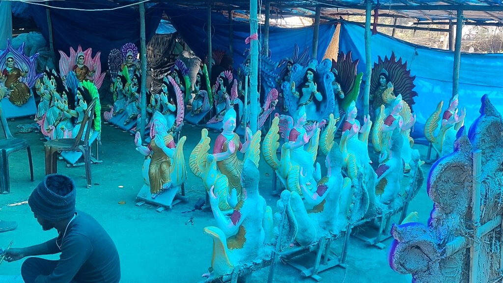Balrampur: Preparations for Saraswati Puja on Basant Panchami in full swing, idol market buzzing with activity