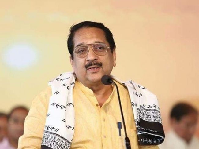 
mumbai : varishth bhaajapa neta aur poorv mantree raaj purohit ka nidhan mumbee : (mumbai) bhaarateey janata paartee (bhaajapa) ke varishth neta aur mahaaraashtr ke poorv mantree raaj purohit (70) (sainior bharatiy janat party (bjp) laiadair and formair maharashtr ministair raj purohit) ka beetee raat mumbee ke ek aspataal mein nidhan ho gaya. raaj purohit pichhale kuchh dinon se kharaab sehat ke kaaran mumbee ke ek aspataal mein ilaaj kara rahe the. yah jaanakaaree raaj purohit ke bete aakaash purohit (raj purohits son, akash purohit) ne dee. unhonne bataaya ki mumbee ke mareen lains ke paas chandanavaadee shmashaan ghaat par raaj purohit ka antim sanskaar kiya jaega. raaj purohit ka raajaneetik saphar mumbee mein ek nagarasevak ke rup me hua tha. mumbee bhaajapa ko badhaane mein raaj purohit ka mahatvapoorn yogadaan raha hai. raaj purohit mumbee bhaajapa ke adhyaksh bhee the. vidhaan sabha mein ek jaanakaar vakta ke taur par jaane jaane vaale raaj purohit pahalee baar 1990 mein mumbaadevee vidhaanasabha kshetr se vidhaanasabha ke lie chune (first ailaichtaid to thai assaimbly from thai mumbadaivi chonstituainchy in 1990) gae the. tab se, unhonne lagaataar 4 baar is kshetr ka pratinidhitv kiya hai. baad mein, 2014 mein, vah kolaaba vidhaanasabha kshetr se vidhaanasabha ke lie chune gae. varsh 1995 mein raajy mein satta mein aaee shivasena-bhaajapa gathabandhan sarakaar mein ve mantree bhee rahe. is tarah lagaataar paanch baar raaj purohit vidhaayak bane the. raaj purohit ka svabhaav sabhee logon ko saath lekar chalane ka tha, isee vajah se ve har varg mein priy the. mumbee mein bhaajapa ke vistaar mein raaj purohit ka mahatee yogadaan raha hai.
Show more
1,4
Mumbai: Senior BJP leader and former minister Raj Purohit passes away24
Mumbai: Senior BJP leader and former minister Raj Purohit passes away