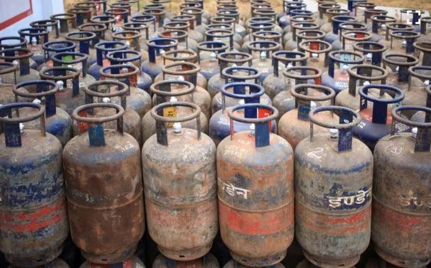 New Delhi: Commercial gas cylinder prices increased on the first day of the year, with the 19-kilogram cylinder becoming costlier by ₹111.