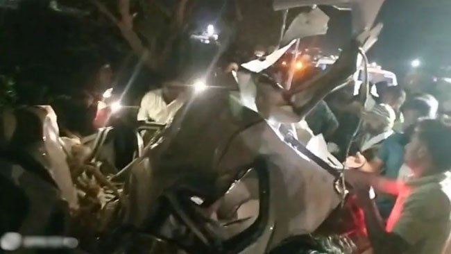 Mumbai: Five killed as speeding car hits tree in Solapur, Maharashtra