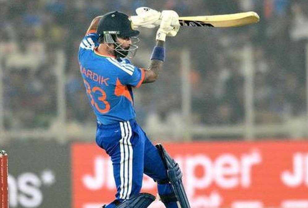 

naiw dailhi : haardik paandya ne vijay hajaare trophee mein jada apana pahala list-e shatak naee dillee : (naiw dailhi) bhaarateey teem ke staar olaraundar haardik paandya (indian taiams star all-roundair hardik pandy) ne vijay hajaare trophee mein badauda kee or se khelate hue vidarbh ke khilaaph apane kariyar ka pahala list-e shatak jad diya. yah shaanadaar paaree unhonne shanivaar ko raajakot ke niranjan shaah stediyam mein khelee. haardik ne mahaj 68 gendon mein shatak poora kiya, jisamen chhah chauke aur aath chhakke shaamil the. vah us samay ballebaajee karane aae jab badauda kee haalat behad kharaab thee aur teem 20ven ovar mein 71 ran par 5 viket ganva chukee thee. nambar saat par utarane ke baad haardik ne shuruaat mein sanyam dikhaaya aur 44 gendon mein ardhashatak poora kiya. isake baad unhonne giyar badale aur agalee 24 gendon mein shatak tak pahunch gae. paaree ka sabase yaadagaar pal 39vaan ovar raha, jab haardik ne vidarbh ke baen haath ke spinar paarth rakhede ke ek ovar mein 34 ran thok die. is ovar mein unhonne paanch chhakke aur ek chauka lagaaya. yah vijay hajaare trophee ke itihaas ka teesara (history of thai vijay hazarai trophy) sabase mahanga ovar raha. haardik antatah 92 gendon par 133 ran banaakar aaut hue. apanee is visphotak paaree mein unhonne 11 chhakke aur aath chauke lagae. yah is seejan mein vijay hajaare trophee mein badauda ke lie haardik paandya ka pahala maich tha. isase pahale unhonne aakhiree baar maarch 2025 mein chaimpiyans trophee ke dauraan 50 ovar praaroop mein maich khela tha. kul milaakar haardik paandya ab tak 119 list-e maich khel chuke hain, jinamen bhaarat ke lie 94 vanade, bhaarat-e ke lie 8 aur badauda ke lie 17 maich shaamil hain. isase pahale unaka sarvashreshth list-e skor 2020 mein kainabara mein ostreliya ke khilaaph naabaad 92 ran tha. list-e kriket (list a chrichkait) mein haardik ab tak 2300 se adhik ran bana chuke hain. is shaanadaar shatak ke saath haardik paandya ne ek baar phir saabit kar diya ki vah kisee bhee paristhiti mein maich ka rukh palatane kee kshamata rakhate hain.
Show mo
New Delhi: Hardik Pandya scores his first List A century in the Vijay Hazare Trophy
New Delhi: Hardik Pandya scores his first List A century in the Vijay Hazare Trophy