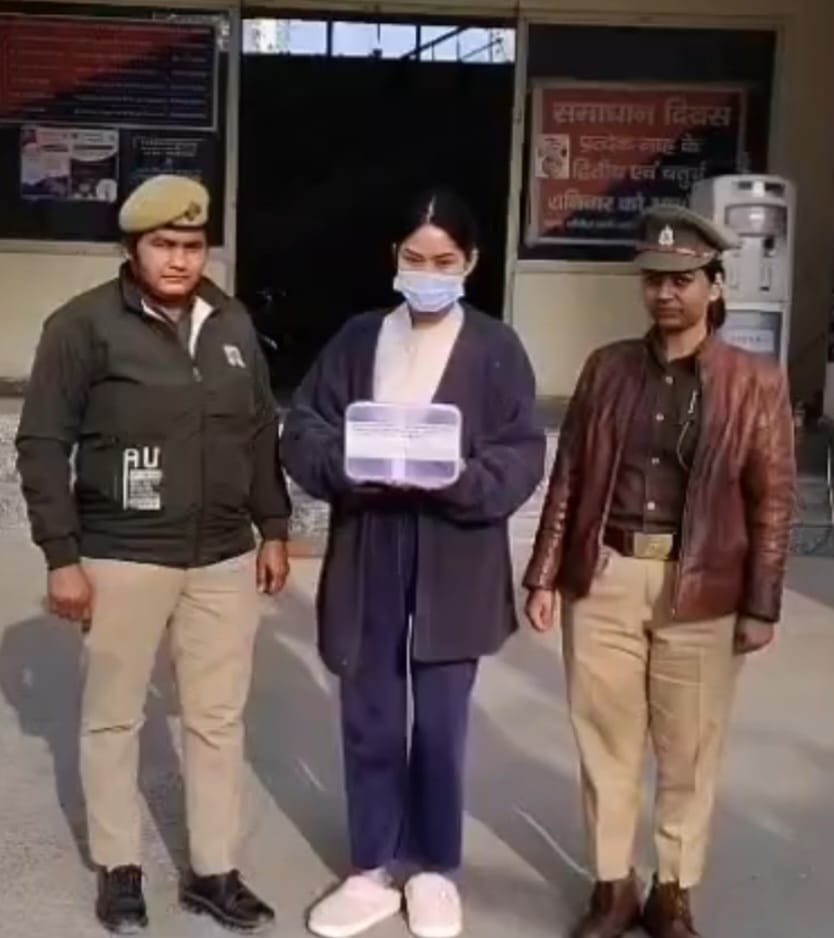 Noida : दक्षिण कोरिया के डक ही युह की हत्या करने वाली प्रेमिका गिरफ्तार
नोएडा : (Noida) थाना नॉलेज पार्क पुलिस (Knowledge Park police station in Noida) ने साउथ कोरिया के रहने वाले अपने प्रेमी की हत्या करने वाली युवती को आज गिरफ्तार कर लिया है। उसके पास से पुलिस ने हत्या में प्रयुक्त चाकू बरामद किया है। पूछताछ के दौरान पुलिस को पता चला है कि आरोपित शराब पीकर अपनी प्रेमिका के साथ मारपीट करता था, तथा उसे हेय दृष्टि से देखता था। पुलिस को पता चला है कि युवती गुरुग्राम स्थित एक पब में डांसर (woman worked as a dancer in a pub in Gurugram) के रूप में काम करती थी। वहीं पर दोनों की मुलाकात हुई। उसके बाद उसने युवती को अपने पास रख लिया। दोनों लिव इन रिलेशनशिप में रह रहे थे। मृतक युवती को हर माह मोटी रकम देता था। बताया जाता है कि कोरिया में रहने वाले मृतक के परिजनों ने शव लेने से इनकार कर दिया है। कोरियन एंबेसी (Korean Embassy) के अधिकारियों ने उस कंपनी को उसके अंतिम संस्कार के लिए अधिकृत किया है जिसमें वह काम करता था। पुलिस ने आरोपित युवती को न्यायालय में पेश किया, जहां से कोर्ट ने उसको 14 दिन की न्यायिक हिरासत में जेल भेज दिया है।
पुलिस आयुक्त लक्ष्मी सिंह (Police Commissioner Lakshmi Singh) के मीडिया प्रभारी विजय कुमार गौतम ने बताया कि थाना नॉलेज पार्क पुलिस को रविवार को जिम्स अस्पताल से एक सूचना प्राप्त हुई। जिसमें बताया गया कि डक ही युह (47 वर्ष) (Duck Hee Yuh) पुत्र ह्वा योंग युह को घायल अवस्था में एक महिला लुन्जिना पामी (20 वर्ष)(Lunjina Pami) पुत्री कंचन गथी निवासी बिशनपुर मणिपुर द्वारा भर्ती करवाया गया है। उन्होंने बताया कि भर्ती कराने वाली महिला उसकी पत्नी नहीं दोस्त है। जांच में पता चला कि कोरियन व्यक्ति की उसकी महिला मित्र ने चाकू से हमला कर हत्या की है। पुलिस ने आरोपित युवती को गिरफ्तार कर लिया है। पूछताछ के दौरान उसने पुलिस को बताया है कि मृतक शराब पीकर उसका उत्पीड़न करता था। उसके प्रति गंदे शब्दों का प्रयोग करता था। युवती के अनुसार उसकी मुलाकात गुरुग्राम स्थित एक पब में उसके साथ हुई थी। वहां से दोनों की दोस्ती हुई ,तथा दोनों लिव इन रिलेशनशिप में रहने लगे। युवती ने पुलिस को बताया है कि मृतक उसे हर माह मोटी रकम देता था। पूछताछ के दौरान गिरफ्तार युवती ने पुलिस को बताया कि घटना वाले दिन वह उसके साथ मारपीट कर रहा था। अपने बचाव में उसने सब्जी काटने वा
Noida: Girlfriend arrested for murdering South Korean man Duck Hee Yuh चाकू से उसके ऊपर हमला कि
Noida: Girlfriend arrested for murdering South Korean man Duck Hee Yuh, जिसकी वजह से उसकी मौत हो गई। युवती ने पुलिस को यह भी बताया है कि मृतक पानी की जगह मदिरा और बियर का सेवन करता था।