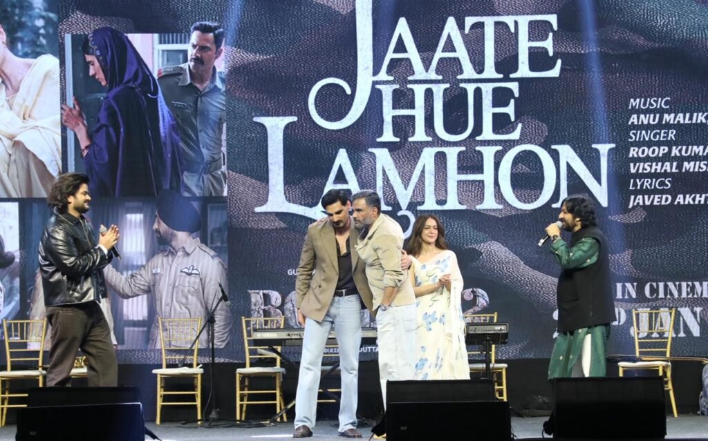 Mumbai : 'बॉर्डर 2' का नया गीत 'जाते हुए लम्हों' मुंबई में रिलीज

मुंबई  : (Mumbai) फिल्म 'बॉर्डर 2' (film ‘Border 2) का नया गीत ‘जाते हुए लम्हों’ मुंबई में बेहद खास और भावनात्मक माहौल में लॉन्च किया गया। यह फिल्म 23 जनवरी 2026 को सिनेमाघरों में दस्तक देने वाली है। इससे पहले जैसलमेर के लोंगेवाला, तनोट में लॉन्च किया गया गीत 'घर कब आओगे' देशभर में भावनाओं की गूंज छोड़ चुका है। उसी सफलता और जुड़ाव के बाद अब मेकर्स ने फिल्म का दूसरा गीत रिलीज़ कर दर्शकों की उत्सुकता और बढ़ा दी है।

टी-सीरीज़ और जे.पी. फिल्म्स (banners of T-Series and J.P. Films) के बैनर तले पेश किए गए इस गीत की मूल रचना अनु मलिक और जावेद अख्तर की है, जिसे इस बार मिथून ने नए अंदाज़ और ताज़ा संगीत संयोजन के साथ सजाया है। 12 जनवरी की शाम मुंबई स्थित यूनाइटेड सर्विसेज क्लब में हुए भव्य आयोजन में नौसेना अधिकारियों की गरिमामयी उपस्थिति में गीत का लॉन्च किया गया। इस खास मौके पर सुनील शेट्टी ने अहान शेट्टी और अनन्या सिंह (Suniel Shetty, along with Ahan Shetty and Ananya Singh) के साथ सरप्राइज एंट्री कर माहौल को और भी खास बना दिया। समारोह के दौरान नेवल ऑफिसर्स की बैंड परफॉर्मेंस के साथ रूप कुमार राठौड़ और विशाल मिश्रा की लाइव प्रस्तुति ने श्रोताओं को भावुक कर दिया।

गीत के लॉन्च अवसर पर फिल्म की पूरी टीम मौजूद रही, जिसमें भूषण कुमार, निधि दत्ता, शिव चनाना और बिन्नॉय गांधी शामिल थे। ‘जाते हुए लम्हों’ को इस बार नए एहसास और ताज़गी के साथ पेश किया गया है, जहां जुदाई की पीड़ा, इंतज़ार की मजबूती और अपनों से जुड़े अटूट रिश्तों की भावनाएं साफ झलकती हैं। यह गीत देश के वीर जवानों और उनके परिवारों के त्याग, प्रेम और अदम्य साहस को भावपूर्ण श्रद्धांजलि देता है।

गुलशन कुमार और टी-सीरीज़ द्वारा प्रस्तुत, जे.पी. दत्ता की जे.पी. फिल्म्स (Gulshan Kumar and T-Series, and produced in association with J.P. Dutta's J.P. Films) के सहयोग से बनी 'बॉर्डर 2' का निर्माण भूषण कुमार, कृष्ण कुमार, जे.पी. दत्ता और निधि दत्ता ने किया है, जबकि निर्देशन अनुराग सिंह ने संभाला है। देशभक्ति और शौर्य की इस भव्य कहानी को बड़े पर्दे पर देखने के लिए दर्शकों को अब 23 जनवरी 2026 का इंतज़ा
Mumbai: 'Border 2's New Song 'Jaate Hue Lamhon' Released in Mumbaiर है।
