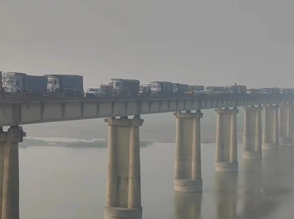 Hamirpur: Kanpur-Sagar Highway blocked for 24 hours, school children, elderly, and women most affected