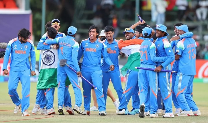 hararai : vaibhav sooryavanshee kee aitihaasik paaree kee badaulat bhaarat ne chhathee baar jeeta andar-19 vishv kap ka khitaab vaibhav sooryavanshee bane main oph da maich aur pleyar oph da toornaament haraare : (hararai) vaibhav sooryavanshee (vaibhav suryavansh) kee toophaanee aur aitihaasik paaree ke dam par bhaarat ne aaeeseesee andar-19 vishv kap 2026 ka khitaab jeet liya. phainal mukaabale mein bhaarat ne inglaind ko 100 ranon se haraakar rikord chhathee baar andar-19 varld kap apane naam kiya. yah jeet bhaarateey kriket ke svarnim itihaas mein ek aur yaadagaar adhyaay ban gaee. bhaarat kee is badee jeet ke naayak rahe 14 varsheey vaibhav sooryavanshee, (14-yaiar-old vaibhav suryavanshi) jinhonne mahaj 80 gendon par visphotak 175 ran thokakar andar-19 star par ab tak kee sabase yaadagaar paariyon mein se ek khelee. unakee is paaree mein chaukon-chhakkon kee barasaat dekhane ko milee aur kaee rikord toot gae. bhaarat kee paaree: sooryavanshee ka toophaan tos ke baad pahale ballebaajee karate hue bhaarat kee shuruaat haalaanki achchhee nahin rahee aur semeephainal ke heero eron jorj jaldee aaut ho gae. lekin isake baad jo hua, usane darshakon ko mantramugdh kar diya. shuruaat mein sanyam se khel rahe vaibhav sooryavanshee ne jems minto ke ek ovar mein 18 ran batorate hee giyar badal diya. doosare chhor par aayush mhaatre (53) ne bhee aakraamak rukh apanaaya. vaibhav ne sirph 32 gendon mein ardhashatak poora kiya aur phir inglish gendabaajon par kahar banakar toot pade. pharahaan ahamad ke ek ovar mein teen chhakke aur ek chauka lagaakar unhonne maich pooree tarah bhaarat ke paksh mein kar diya. 20 ovar ke bheetar shatak poora karane ke baad sooryavanshee ruke nahin aur dekhate hee dekhate 150 ke paar pahunch gae. ardhashatak se shatak aur phir dedh sau—sab kuchh behad tejee se hua. 25 ovar mein bhaarat ka skor 250 pahunch chuka tha. haalaanki agale ovar mein vaibhav 175 ran banaakar aaut ho gae, lekin tab tak inglaind pooree tarah baikaphut par ja chuka tha. antim ovaron mein kanishk chauhaan ke bade shots kee badaulat bhaarat ne 50 ovar mein 9 viket par 411 ran bana die—jo andar-19 nokaut mukaabale mein ab tak ka sabase bada skor hai. inglaind kee paaree: phaalkanar kee ladaee, lekin naakaaphee 412 ranon ke vishaal lakshy ka peechha karane utaree inglaind kee shuruaat behad dheemee rahee. haalaanki ben dokins (66) aur baad mein kailib phaalkanar (115) ne sangharsh jaroor kiya. phaalkanar ne shaanadaar shatak jamaakar kuchh samay ke lie ummeed jagaee, lekin doosare chhor se viket girate rahe. 20 ovar ke baad bhaarat ne lagaataar viket jhatakakar inglaind kee kamar tod dee. aayush mhaatre, deepesh devendran aur aares ambareesh kee aguvaee mein bhaarateey gendabaajon ne shaanadaar pradarshan kiya. inglaind kee teem 40.2 ovar mein 311 ran par simat gaee. maich ke baad inglish kaptaan thomas rayoo ne kaha,“vaibhav jab lay mein aae to hamen samajh nahin aaya ki kya karen. hamane yojana banaee thee, lekin aaj unhonne ham par pooree tarah haavee hokar khela. unhen poora shrey jaata hai.” vaheen, pleyar oph da maich aur pleyar oph da seereej vaibhav sooryavanshee (playair of thai matchh and playair of thai sairiais vaibhav suryavanshi) ne kaha,“bahut achchha mahasoos ho raha hai. yah puraskaar main poore saport staaph ko samarpit karata hoon. hamane dabaav nahin lene aur apanee prakriya par bharosa karane par dhyaan diya. pichhale aath-nau maheenon kee taiyaaree ka hee nateeja aaj saamane hai.” sankshipt skor: bhaarat: 411/9 (50 ovar) vaibhav sooryavanshee 175, aayush mhaatre 53; jems minto 3/63 inglaind: 311 (40.2 ovar) kailib phaalkanar 115, ben dokins 66; aares ambareesh 3/56 parinaam: bhaarat ne inglaind ko 100 ran se haraaya.
Show more
3,054
Harare: Thanks to Vai
Harare: Thanks to Vaibhav Suryavanshi's historic innings, India wins the Under-19 World Cup title for the sixth time.hav Suryavanshi's historic innings, India wins the Under-19 World Cup title for the sixth time.