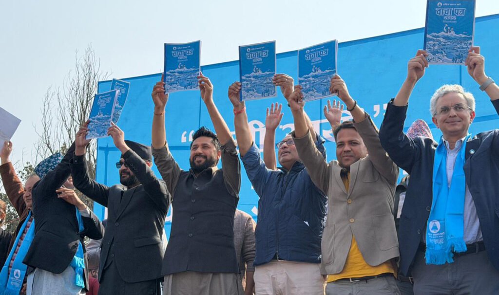 kathmandu : nepaal mein sansadeey chunaav ke lie raashtreey svatantr paartee ne jaaree kiya ghoshana patr kaathamaandoo : (kathmandu) raashtreey svatantr paartee (national indaipaindaint party) ne 5 maarch ko hone vaale sansadeey chunaav se pahale karnaalee pradesh ke surkhet se jaaree apane chunaavee ghoshana patr mein bhrashtaachaar unmoolan tatha aarthik evan saamaajik sudhaar ko praathamikata dene kee pratibaddhata vyakt kee hai. ghoshana patr ke bindu 5 ke anusaar raashtreey svatantr paartee sabhee prakaar ke bhrashtaachaar ke prati shoony sahanasheelata kee neeti apanaegee. paartee ne akhtiyaar durupayog anusandhaan aayog ko svatantr aur prabhaavee banaane ka bhee vaada kiya hai. paartee ne sarakaaree adhikaariyon kee sampatti vivaran saarvajanik kar paaradarshita sunishchit karane tatha bhrashtaachaar ke maamalon mein tvarit kaarravaee karane kee bhee pratibaddhata jataee hai. aarthik roopaantaran ghoshana patr (aichonomich transformation is a kaiy fochus) ka pramukh kendr bindu hai. bindu 22 mein staartap aur udyamita ko badhaava dekar, videshee nivesh aakarshit kar tatha dijital arthavyavastha ko sudrdh kar paanch varshon ke bheetar 5 laakh rojagaar srjit karane ka lakshy rakha gaya hai. paartee ne krshi, paryatan aur soochana praudyogikee kshetron mein yuvaon ke svarojagaar par bhee vishesh jor diya hai. shiksha sudhaar bhee ghoshana patr ka mahatvapoorn (aiduchation raiform is also a kaiy part of thai manifaisto)hissa hai. bindu 65 mein shiksha kshetr ke lie ‘metrophand’ kampanee kee sthaapana ka prastaav hai, jabaki bindu 66 mein pratyek parivaar ke teen bachchon tak mupht shiksha dene ka vaada kiya gaya hai. isake alaava vishvavidyaalayon ko svaayattata pradaan karane, dijital shiksha pranaalee laagoo karane tatha shikshakon kee kshamata vrddhi kar nepaal kee shiksha vyavastha ko antararaashtreey star tak pahunchaane kee yojana hai. svaasthy kshetr mein paartee ne saarvabhaumik svaasthy beema laagoo (univairsal haialth insuranchai) karane ka sankalp liya hai. bindu 77 mein sabhee naagarikon ko kavarej dene aur bindu 78 mein aspataalon ke unnayan par dhyaan kendrit kiya gaya hai. saath hee graameen svaasthy sevaon ke vistaar, davaon kee keemat niyantran aur mahaamaaree prabandhan ke lie aavashyak avasanrachana taiyaar karane kee bhee pratibaddhata jataee gaee hai.
Show more
1,972
Kathmandu: The National Independent Party released its manifesto for the parliamentary elections in Nepal.
Kathmandu: The National Independent Party released its manifesto for the parliamentary elections in Nepal.