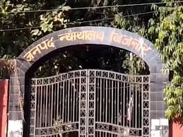 
bijnor : pukharaaj hatyaakaand mein kort ne sunaee umrakaid kee saja bijanaur : (bijnor) janapad bijanaur kee apar jila evan satr nyaayaalay mein charchit pukharaaj hatyaakaand (pukhraj murdair chasai at thai additional districht and saissions chourt in bijnor) mein bada phaisala sunaaya gaya. edeeje nijendr kumaar (adj nijaindr kumar)ne sunavaee pooree hone ke baad aaropit jayadeep chauhaan aur pintoo chauhaan , (jaidaiaip chhauhan, and pintu chhauhan) ko doshee karaar dete hue aajeevan kaaraavaas kee saja sunaee. haalaanki, phaisala sunate hee donon doshee baukhala gae aur bharee adaalat mein hee jaj ko jaan se maarane kee dhamakee de daalee. ghatana ke baad nyaayaalay parisar mein apharaatapharee ka maahaul ban gaya aur pulis ne turant suraksha vyavastha kadee kar dee. 2024 mein huee thee pukharaaj kee hatya yah maamala 19 maee 2024 ka (may 19, 2024) hai, jab thaana dhaamapur kshetr mein pukharaaj sinh kee kaar se kuchalakar hatya kar dee gaee thee. mrtak kee betee renoo (daichaiasaids daughtair, rainu) kee tahareer par darj mukadame mein bataaya gaya tha ki paarivaarik ranjish ke chalate yah vaaradaat anjaam dee gaee. edeeje ne shaasan se maangee suraksha darasal, pukharaaj kee badee betee kee shaadee aaropit ke bhaee se huee thee aur dahej prataadana ke maamalon mein pukharaaj sakriy roop se pairavee kar rahe the. isee ranjish mein unakee hatya kee gaee. saja ke baad edeeje ne shaasan aur uchch adhikaariyon ko patr likhakar adaalat kee suraksha badhaane kee maang kee hai, jabaki pulis adhikaariyon ke anusaar nyaayaalay aur jaj aavaas par atirikt suraksha tainaat kar dee gaee hai.
Show mor
Bijnor: Court sentences man to life imprisonment in Pukhraj murder casee
1,321
Bijnor: Court sentences man to life imprisonment in Pukhraj murder case