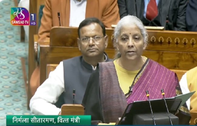 New Delhi : एक अप्रैल से लागू होगा आयकर अधिनियम 2025: सीतारमण

नई दिल्ली :  (New Delhi) केंद्रीय वित्त मंत्री निर्मला सीतारमण (Union Finance Minister Nirmala Sitharaman) ने रविवार को लोकसभा में वित्‍त वर्ष 2026-27 का (financial year 2026-27) बजट पेश किया। सीतारमण ने कहा कि आयकर अधिनियम 2025 को 01 अप्रैल (Income Tax Act 2025 will be implemented from April 1)से लागू किया जाएगा और इसके नियम तथा ‘टैक्स रिटर्न’ फॉर्म जल्द ही अधिसूचित किए जाएंगे। हालांकि, केंद्रीय बजट में स्टैंडर्ड डिक्डशन में भी कोई बदलाव नहीं हुआ है।

लोकसभा में बजट पेश करते हुए सीतारमण ने कहा क‍ि एक अप्रैल से आयकर अधिनियम 2025 लागू हो जाएगा, जो छह दशक पुराने कर कानून का स्थान लेगा। बजट 2026-27 में कर कानूनों में किए गए बदलावों को इस नए कानून में शामिल किया जाएगा। नए आयकर कानून में वित्त वर्ष और आकलन वर्ष की जगह अब नया टर्म "कर वर्ष" (Tax Year) का (new income tax law, the term "Tax Year" will be used instead of the financial year) इस्तेमाल किया जाएगा।

सीतारमण ने लोकसभा में अपने बजट भाषण में कहा, ‘‘इसे (प्रत्यक्ष कर संहिता) रिकॉर्ड समय में पूरा किया गया है। आयकर अधिनियम, 2025 पहली अप्रैल, 2026 से प्रभावी होगा। उन्‍होंने कहा क‍ि सरलीकृत आयकर नियमों और फॉर्म को जल्द ही अधिसूचित किया जाएगा, जिससे करदाताओं को इसकी आवश्यकताओं से परिचित होने के लिए पर्याप्त समय मिल सके।’’

वित्त मंत्री ने छात्रों, तकनीकी पेशेवरों और स्थानांतरित एनआरआई जैसे छोटे करदाताओं के लिए छह महीने की विदेशी संपत्ति खुलासा योजना का प्रस्ताव रखा। उन्होंने कहा कि पहले अपीलीय प्राधिकारी के समक्ष अपील की अवधि के लिए जुर्माने की राशि पर करदाताओं पर कोई ब्याज नहीं देना होगा, चाहे परिणाम कुछ भी हो।

सीतारमण ने अपने बजट भाषण में संशोधित आयकर रिटर्न दाखिल करने की समय-सीमा को बढ़ाकर 31 दिसंबर से 31 मार्च करने का प्रस्ताव किया। मामूली शुल्क के भुगतान के साथ आयकरदाता इस सुविधा का लाभ उठा सकेंगे।

वित्‍त मंत्री ने कहा कि आयकर फॉर्म को इस तरह से तैयार किया गया है कि सामान्य नागरिक बिना किसी कठिनाई के इनका पालन कर सकें। वर्ष 2025 का आयकर कानून राजस्व तटस्थ है और इसमें कर दरों में कोई बदलाव नहीं किया गया है। इसने केवल प्रत्यक्ष कर कानूनों को समझने में सरल बनाया है, अस्पष्टताओं को दूर किया है, जिससे मुकदमों की गुंजाइश कम हुई है। सीतारमण ने रविवार को लगातार नौवीं बार केंद्रीय बजट पेश किया।
