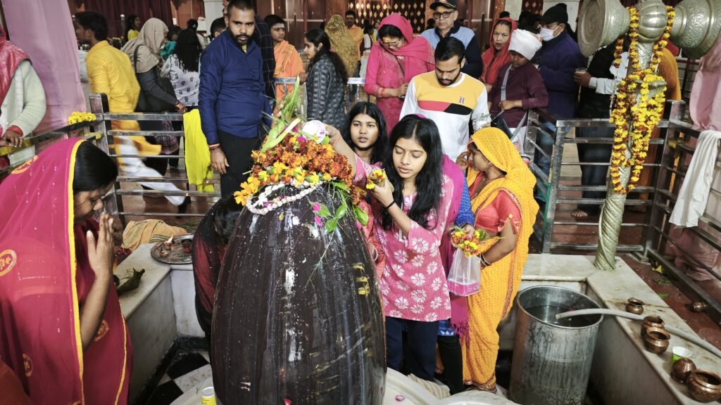 Varanasi: A sea of ​​faith thronged the Shri Kashi Vishwanath Darbar on Mahashivratri