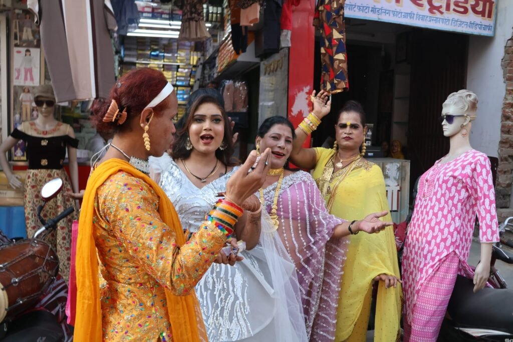 Farrukhabad: Transvestites rocked the market with the song "Rang Barse Bheege Chunar W