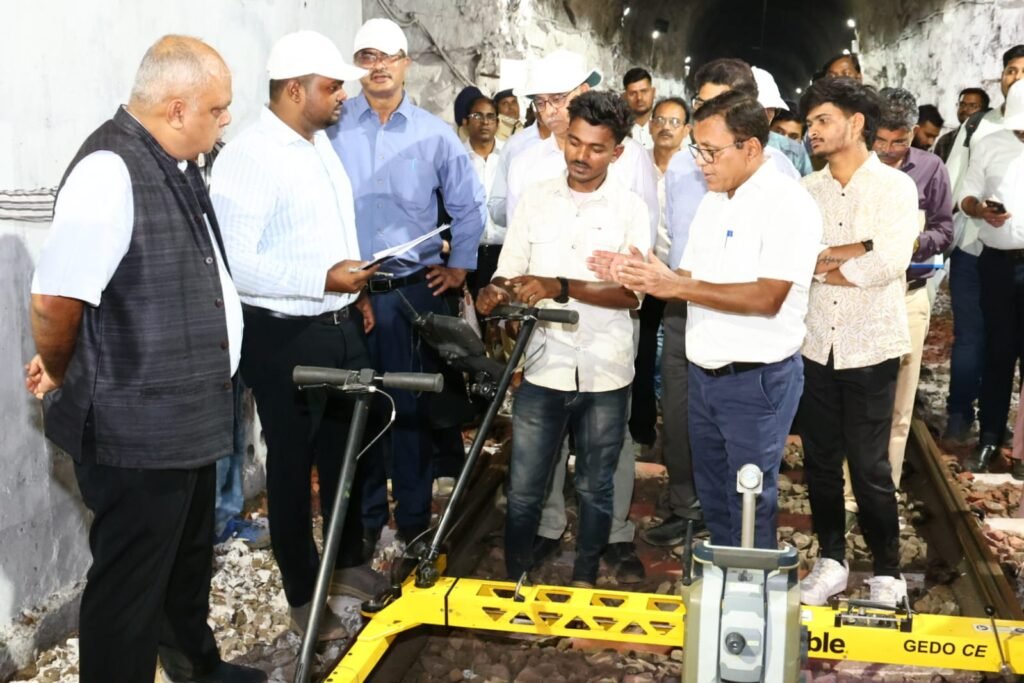 Mumbai: General Manager Conducts Safety Audit on Railway Tracks