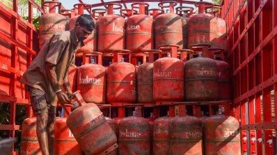 New Delhi: Amid ongoing tensions in West Asia, LPG cylinder prices have risen by ₹60 for domestic cylinders and ₹114.5 for commercial cylinders.