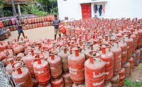 Auraiya: Illegal gas storage uncovered in Auraiya
Police and administration take joint action
