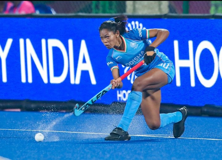 Hyderabad : एफआईएच हॉकी महिला विश्व कप क्वालीफायर के लिए भारतीय टीम घोषित, सलीमा टेटे होंगी कप्तान

हैदराबाद :  (Hyderabad) हॉकी इंडिया ने हैदराबाद (तेलंगाना) में होने वाले एफआईएच हॉकी महिला विश्व कप 2026I (Indian Senior Women's Hockey Team) क्वालीफायर के लिए 20 सदस्यीय भारतीय सीनियर महिला हॉकी टीम (भारत) की घोषणा कर दी है। यह प्रतिष्ठित प्रतियोगिता 8 से 14 मार्च तक आयोजित की जाएगी। भारत 8 मार्च को उरुग्वे के खिलाफ अपने अभियान की शुरुआत करेगा, इसके बाद 9 मार्च को स्कॉटलैंड और 11 मार्च को वेल्स से मुकाबला करेगा।

इस क्वालीफायर में मेजबान भारत के अलावा इंग्लैंड, स्कॉटलैंड, कोरिया, इटली, उरुग्वे, वेल्स और ऑस्ट्रिया (England, Scotland, Korea, Italy, Uruguay, Wales, and Austria) की टीमें भाग लेंगी। यहां से तीन टीमें एफआईएच हॉकी महिला विश्व कप 2026 (बेल्जियम और नीदरलैंड्स) के लिए क्वालीफाई करेंगी, जो अगस्त 2026 में खेला जाएगा। टीमों को दो पूल में बांटा गया है। पूल-ए में इंग्लैंड, कोरिया, इटली और ऑस्ट्रिया, जबकि पूल-बी में भारत, स्कॉटलैंड, उरुग्वे और वेल्स शामिल हैं।

अनुभवी मिडफील्डर सलीमा टेटे टीम की कप्तानी (Salima Tete will captain the team)। गोलकीपिंग की जिम्मेदारी बंसारी सोलंकी और बिचु देवी खरीबाम को सौंपी गई है। डिफेंस में सुशीला चानू पुखरामबम, निक्की प्रधान, मनीषा चौहान, उदिता और इशिका चौधरी शामिल हैं। मिडफील्ड में सलीमा टेटे के साथ नेहा, सुनेलिता टोप्पो, साक्षी राणा, वैष्णवी विट्ठल फाल्के, रुताजा दादासो पिसाल और दीपिका सोरेंग को जगह मिली है।

फॉरवर्ड लाइन में नवनीत कौर, इशिका, लालरेमसियामी, ब्यूटी डुंगडुंग, बलजीत कौर और अन्नू गोल करने की जिम्मेदारी निभाएंगी। मुख्य कोच सजोर्ड मारिजन (Head coach Sjoerd Marijn) ने कहा कि टीम फिटनेस और रणनीति पर काम कर रही है और टूर्नामेंट से पहले दो अभ्यास मैच खेलेगी।

20 सदस्यीय भारतीय महिला हॉकी टीम

गोलकीपर : बंसारी सोलंकी और बिचु देवी खरीबाम ।

डिफेंडर्स : सुशीला चानू पुखरामबम, निक्की प्रधान, मनीषा चौहान, उदिता और इशिका चौधरी।

मिडफील्डर : सलीमा टेटे (कप्तान), नेहा, सुनेलिता टोप्पो, साक्षी राणा, वैष्णवी विट्ठल फाल्के, रुताजा दादासो पिसाल और दीपिका सोरेंग।

फॉरवर्ड : नवनीत कौर, इशिका, लालरेमसियामी
hydairabad : ephaeeech hokee mahila vishv kap kvaaleephaayar ke lie bhaarateey teem ghoshit, saleema tete hongee kaptaan haidaraabaad : (hydairabad) hokee indiya ne haidaraabaad (telangaana) mein hone vaale ephaeeech hokee mahila vishv kap 2026i (indian sainior womains hochkaiy taiam) kvaaleephaayar ke lie 20 sadasyeey bhaarateey seeniyar mahila hokee teem (bhaarat) kee ghoshana kar dee hai. yah pratishthit pratiyogita 8 se 14 maarch tak aayojit kee jaegee. bhaarat 8 maarch ko urugve ke khilaaph apane abhiyaan kee shuruaat karega, isake baad 9 maarch ko skotalaind aur 11 maarch ko vels se mukaabala karega. is kvaaleephaayar mein mejabaan bhaarat ke alaava inglaind, skotalaind, koriya, italee, urugve, vels aur ostriya (aingland, schotland, korai, italy, uruguay, walais, and austri) kee teemen bhaag lengee. yahaan se teen teemen ephaeeech hokee mahila vishv kap 2026 (beljiyam aur needaralainds) ke lie kvaaleephaee karengee, jo agast 2026 mein khela jaega. teemon ko do pool mein baanta gaya hai. pool-e mein inglaind, koriya, italee aur ostriya, jabaki pool-bee mein bhaarat, skotalaind, urugve aur vels shaamil hain. anubhavee midapheeldar saleema tete teem kee kaptaanee (salim taitai will chaptain thai taiam). golakeeping kee jimmedaaree bansaaree solankee aur bichu devee khareebaam ko saumpee gaee hai. diphens mein susheela chaanoo pukharaamabam, nikkee pradhaan, maneesha chauhaan, udita aur ishika chaudharee shaamil hain. midapheeld mein saleema tete ke saath neha, sunelita toppo, saakshee raana, vaishnavee vitthal phaalke, rutaaja daadaaso pisaal aur deepika soreng ko jagah milee hai. phoravard lain mein navaneet kaur, ishika, laalaremasiyaamee, byootee dungadung, balajeet kaur aur annoo gol karane kee jimmedaaree nibhaengee. mukhy koch sajord maarijan (haiad choachh sjoaird marijn) ne kaha ki teem phitanes aur rananeeti par kaam kar rahee hai aur toornaament se pahale do abhyaas maich khelegee. 20 sadasyeey bhaarateey mahila hokee teem golakeepar : bansaaree solankee aur bichu devee khareebaam . diphendars : susheela chaanoo pukharaamabam, nikkee pradhaan, maneesha chauhaan, udita aur ishika chaudharee. midapheeldar : saleema tete (kaptaan), neha, sunelita toppo, saakshee raana, vaishnavee vitthal phaalke, rutaaja daadaaso pisaal aur deepika soreng. phoravard : navaneet kaur, ishika, laalaremasiyaamee, byootee dungadung, balajeet kaur aur annoo .
2,007
Hyderabad: Indian team announced for FIH Hockey Women's World Cup Qualifiers, Salima Tete to be captain, ब्यूटी डुंगडुंग, बलजीत कौर और अन्नू ।

