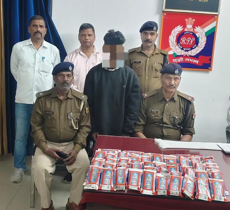 Siwan: Smuggler arrested with 15 liters of country liquor at Siwan station