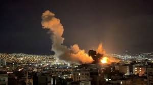 Tehran/Beirut/Tel Aviv/Washington : इजराइल का बेरूत में हमला, ईरानी कुद्स फोर्स के लेबनान कॉर्प्स के कमांडर मारे गए

तेहरान/बेरूत/ तेल अवीव/वाशिंगटन : (Tehran/Beirut/Tel Aviv/Washington) अमेरिका-इजराइल और ईरान (US, Israel, and Iran) के बीच जंग के नौवें दिन तक युद्ध की लपटें फारस के खाड़ी देशों (Persian Gulf countries) तक पहुंच चुकी है। इजराइल को आज (रविवार) सुबह ईरान पर किए गए जबरदस्त हमले का मिसाइलों से जवाब मिला है। इजराइल ने लेबनान में इस्लामिक रिवोल्यूशनरी गार्ड कॉर्प्स (आईआरजीसी) के कुद्स फोर्स के लेबनान कॉर्प्स के कमांडरों को मार गिराने का दावा किया है।

सीबीएस न्यूज, फॉक्स न्यूज और सीएनएन (CBS News, Fox News, and CNN) की रिपोर्ट्स के अनुसार, इस जंग में अमेरिका और इजराइल के सैन्य अभियान में ईरान को अब तक सबसे बड़ी कीमत चुकानी पड़ी है। देश के सर्वोच्च नेता अयातुल्ला अली खामेनेई (country's Supreme Leader, Ayatollah Ali Khamenei) और उनके परिवार के अधिकांश सदस्यों समेत आला सैन्य अफसर मारे जा चुके हैं। युद्ध की लपटों से फारस की खाड़ी के देश झुलस रहे हैं। अमेरिका के भी छह सैन्य अफसरों की मौत हो चुकी है।

इज़राइल डिफेंस फोर्सेज (आईडीएफ) (Israel Defense Forces) ने आज सुबह कहा कि ईरान में हमलों की एक नई लहर शुरू की गई है। सेना ने ईरानी सरकार के प्रमुख स्थलों को निशाना बनाया है। आईडीएफ ने उसके हमले के बाद ईरान से इजराइल की ओर मिसाइलें दागी गई हैं। देश की रक्षा प्रणाली (बहु-स्तरीय सुरक्षा कवच) इस खतरे को रोकने के लिए काम कर रही है।

आईडीएफ ने कहा कि ईरान पर हमले से कुछ देर पहले बेरूत में इस्लामिक रिवोल्यूशनरी गार्ड कॉर्प्स (आईआरजीसी) (Islamic Revolutionary Guard Corps) के कुद्स फोर्स के लेबनान कॉर्प्स के कमांडरों को निशाना बनाकर मिसाइलें दागी गईं। इस हमले में चार कमांडर मारे गए।लेबनान के स्वास्थ्य मंत्रालय (Lebanese Health Ministry) ने बताया कि यह हमला बेरूत के प्रसिद्ध पर्यटन क्षेत्र में एक होटल पर हुआ। हमले में चार लोग मारे गए। मंत्रालय ने बयान में यह साफ नहीं किया कि मारे गए लोगों में कमांडर हैं या अन्य लोग।

इस बीच अमेरिकी राष्ट्रपति डोनाल्ड ट्रंप (US President Donald Trump) ने कहा कि वह ईरान के शीर्ष रक्षा अधिकारी अली लारीजानी (Ali Larijani) की धमकी की परवाह नहीं करते। लारीजानी लंबे समय तक खामेनेई के भरोसेमंद रहे हैं। ट्रंप ने कहा कि लारीजानी को मालूम होना चाहिए कि खामेनेई के मारे जाने के बाद ईरान पहले ही हार चुका है। ईरान की भलाई इसी बात पर है कि वह बिना शर्त आत्मसमर्पण कर दे। उन्होंने कहा कि अब इराक के कुर्दों से अमेTehran/Beirut/Tel Aviv/Washington: Israeli attack in Beirut kills commander of Iranian Quds Force's Lebanese Corpsरिका को मदद की जरूरत नहीं है।

