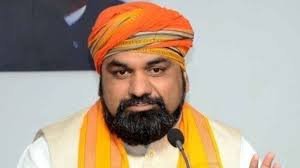 
patn : seeem kee kursee kisee kee bapautee naheeh samraat chaudharee patana : (patn) bihaar kee 243 sadasyeey vidhaanasabha mein mukhyamantree samraat chaudharee (chhiaif ministair samrat chhaudhary) ne shukravaar ko aupachaarik roop se bahumat saabit karate hue vishvaas mat haasil kar liya. sadan mein pesh kie gae vishvaas mat prastaav ko dhvani mat (passaid by a voichai votai) se paarit kar diya gaya. isake saath hee samraat chaudharee ke netrtv vaalee sarakaar ne vidhaanasabha ka bharosa jeet liya. samraat chaudharee ne 15 aprail ko neeteesh kumaar (nitish kumar) kee jagah bihaar ke mukhyamantree pad kee shapath lee thee. unake saath janata dal yoonaited (jadayoo) kote se vijay kumaar chaudharee aur bijendr prasaad yaadav ne upamukhyamantree pad kee shapath grahan kee thee. vidhaanasabha ke ek divaseey vishesh satr ke dauraan vishvaas mat prastaav par bolate hue mukhyamantree samraat chaudharee ne pradhaanamantree narendr modee, kendreey grh mantree emit shaah ,bhaajapa ke raashtreey adhyaksh nitin naveen, poorv mukhyamantree neeteesh kumaar (primai ministair naraindr modi, union homai ministair amit shah, bjp national praisidaint nitin navin, formair chhiaif ministair nitish kumar) aur raashtreey janataantrik gathabandhan (raajag) ke varishth netaon ke prati aabhaar vyakt kiya. satta kisee vyakti ya parivaar kee jaageer nahin samraat chaudharee ne kaha, “mukhyamantree kee kursee kisee kee bapautee nahin hai. 14 karod janata ke samarthan aur aasheervaad se main mukhyamantree bana hoon.” unhonne vipaksh par nishaana saadhate hue kaha ki satta kisee ek parivaar ya vyakti kee jaageer nahin ho sakatee. samraat chaudharee ne raashtreey janata dal pramukh laaloo yaadav (rashtriy janat dal (rjd) chhiaif lalu yadav) par bhee teekha hamala bola. unhonne kaha ki laaloo prasaad yaadav ke shaasanakaal mein hue atyaachaaron ne hee unhen raajaneeti mein majabootee dee. laaloo yaadav ne 22 sadasyon ko bheja tha jel unhonne daava kiya ki laaloo yaadav ne unhen aur unake parivaar ke 22 sadasyon ko jel bheja tha aur baad mein saarvajanik roop se apanee galatee sveekaar karate hue maaphee bhee maangee thee. mukhyamantree samraat chaudharee ne apanee sarakaar kee praathamikataon ko spasht karate hue kaha ki unakee sarakaar “tripal see” yaanee kraim (aparaadh), karapshan (bhrashtaachaar) aur kamyunalijm (saampradaayikata) par kisee bhee prakaar ka samajhauta nahin karegee. mahila suraksha hamaaree sarakaar kee praathamikata unhonne kaha ki jaise neeteesh kumaar ke netrtv mein in muddon par sakhtee baratee gaee, vaise hee aage bhee yah neeti jaaree rahegee. mahilaon kee suraksha ko lekar bhee mukhyamantree ne kada sandesh diya. unhonne kaha ki mahilaon ke khilaaph atyaachaar karane vaalon ko kisee bhee haalat mein bakhsha nahin jaega. unhonne kaha, “jo bhee mahilaon ke khilaaph aparaadh karega, use hamaaree pulis paataal se bhee khoj nikaalegee.” prashaasanik sudhaaron ka jikr karate hue samraat chaudharee ne kaha ki blok, anchal aur thaana star par janata ko behatar sevaen upalabdh karaane ke lie mukhyamantree kaaryaalay (seeemo) seedhe nigaraanee karega. ee-sarvis ko aur prabhaavee banaane ka bharosa unhonne bihaar mein lok seva ka adhikaar kaanoon, bhoomi portal, ee-myooteshan aur ee-maiping jaisee vyavasthaon ko aur prabhaavee banaane ka bharosa dilaaya. sadan mein charcha ke dauraan mukhyamantree ne ek badee janahit ghoshana bhee kee. unhonne kaha ki ab sadak durghatana mein maut hone par peedit parivaar ko kul 8 laakh rupaye kee sahaayata dee jaegee. isamen 4 laakh rupaye beema kampanee aur 4 laakh rupaye raajy sarakaar kee (4 lakh will bai providaid by thai insuranchai chompany, and ₹4 lakh will bai chontributaid by thai statai govairnmaint)or se die jaenge. yah nirnay vidhaayakon kee maang par liya gaya hai. mukhyamantree ne kaha ki unakee sarakaar janata ke hit, sushaasan aur suraksha ke lie pooree pratibaddhata ke saath kaam karegee aur bihaar ke vikaas ko naee gati degee.
3,286
Patna: The CM's Chair Is No One's Personal Inheritance: Samrat Chaudhary
Patna: The CM's Chair Is No One's Personal Inheritance: Samrat Chaudhary