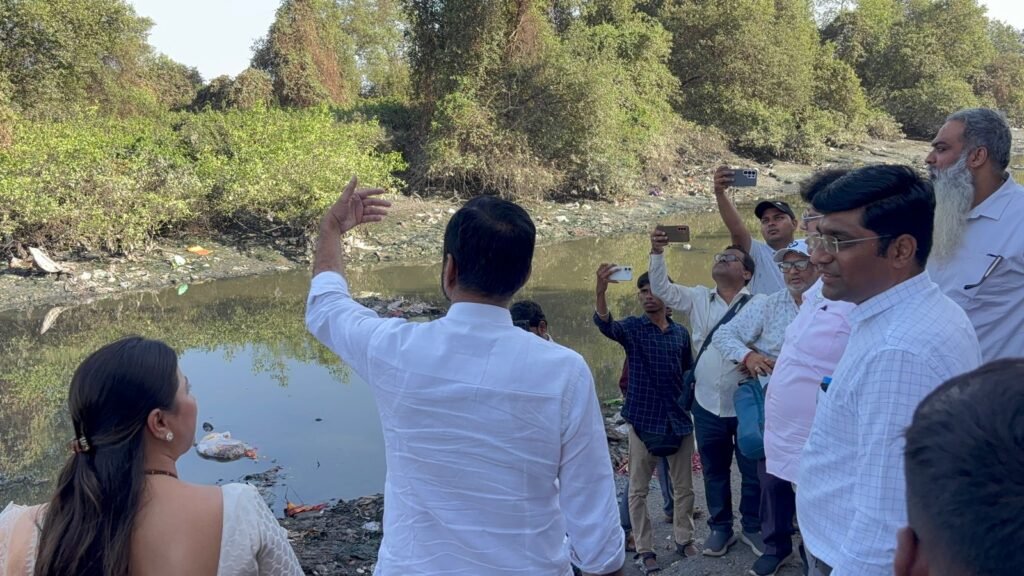 
Thane: MLA Sanjay Kelkar Inspects Thane Creek with Officials
