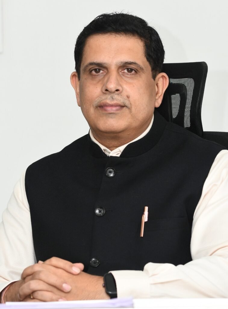 
mumbai : mangesh joshee bane mahaaraashtr paryatan nideshaalay ke nae nideshak, sambhaala kaaryabhaar mumbee : (mumbai) mahaaraashtr shaasan ke paryatan vibhaag mein hue prashaasanik badalaav ke tahat shree mangesh joshee (aaeeees) (tourism daipartmaint of thai govairnmaint of maharashtr, mr. mangaish joshi) ko mumbee sthit paryatan nideshaalay ka naya nideshak niyukt kiya gaya hai, jinhonne 21 aprail 2026 ko padabhaar sambhaal liya. isase pahale ve pune ke yashavantaraav chavhaan vikaas prashaasan akaadamee (yashwantrao chhavan achadaimy of daivailopmaint administration) mein kaaryarat the, jahaan unhonne prashikshan aur prashaasanik sudhaaron mein aham yogadaan diya. apane kaaryabhaar grahan karane ke baad unhonne kaha ki mahaaraashtr mein paryatan kee apaar sambhaavanaen hain aur vibhaag ka lakshy raajy ko vaishvik paryatan maanachitr par ek surakshit, aakarshak aur vishvasaneey gantavy ke roop mein sthaapit karana hai. unhonne kile-gadh, samudr tat, praakrtik saundary aur saanskrtik viraasat ke sanrakshan ke saath aadhunik suvidhaon ke vikaas par jor dete hue satat paryatan ko badhaava dene aur sthaaneey star par rojagaar srjan ko praathamikata bataaya. ullekhaneey hai ki varsh 2006 mein sthaapit paryatan evan saanskrtik kaary vibhaag raajy kee samrddh viraasat, kala aur paramparaon ke sanrakshan ke saath-saath paryatan ko badhaava dene ke lie nirantar kaaryarat hai.
1,172
Mumbai: Mangesh Joshi Appointed New Director of Maharashtra Directorate of Tourism; Assumes Charge