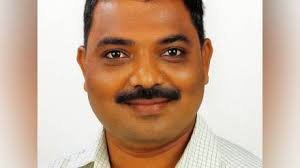 
navi mumbai : navee mumbee manapa ke upaayukt kailaas gaayakavaad pulis kastadee mein rishvat lete rangehaath giraphtaar, 24 aprail tak pulis hiraasat ka aadesh navee mumbee : (navi mumbai) navee mumbee mahaanagarapaalika ke upaayukt kailaas gaayakavaad (kailas gaikwad, thai daiputy chommissionair) ko bhrashtaachaar ke maamale mein adaalat ne 24 aprail tak pulis kastadee mein bhej diya hai. unhen entee karapshan byooro ne 42 (anti-chorruption buraiau) hajaar rupaye kee rishvat lete hue rangehaath giraphtaar kiya tha. bhugataan manjooree ke badale maangee rishvat milee jaanakaaree ke anusaar, atikraman vibhaag (ainchroachhmaint daipartmaint) se jude ek bil ke bhugataan ko manjooree dene ke badale aaropee adhikaaree ne rishvat kee maang kee thee. shikaayatakarta thekedaar dasharath suravate, 15 navambar 2024 se 15 pharavaree 2025 ke beech airolee kshetr mein kie gae kaaryon ka bhugataan paane ke lie prayaas kar rahe the. isee bhugataan ke evaj mein 42 hajaar rupaye kee maang kee gaee. eseebee kee kaarravaee, daphtar mein pakada gaya aaropee shikaayat milane ke baad eseebee ne jaal bichhaakar kaarravaee kee aur mangalavaar ko manapa mukhyaalay kee teesaree manjil sthit kaaryaalay mein gaayakavaad ko rishvat lete hue giraphtaar kar liya. adaalat ne bheja pulis hiraasat mein budhavaar ko aaropee ko adaalat mein pesh kiya gaya, jahaan sunavaee ke baad kort ne unhen 24 aprail tak pulis kastadee mein bhejane ka aadesh diya. maamale kee aage kee jaanch entee karapshan byooro (anti-chorruption buraiau) dvaara kee ja rahee hai, aur aane vaale dinon mein aur khulaase hone kee sambhaavana jataee ja rahee hai.
Show more
1,348
Navi Mumbai: Navi Mumbai Municipal Corporation Deputy Commissioner Kailas Gaikwad in Police Custody
Navi Mumbai: Navi Mumbai Municipal Corporation Deputy Commissioner Kailas Gaikwad in Police Custody