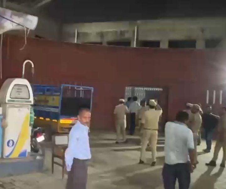 Varanasi: 231 Commercial Cylinders Seized in Varanasi; Black Marketing Suspected