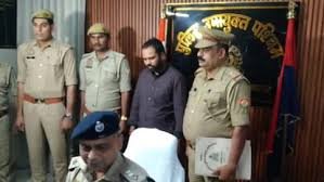 
kanpur : kidanee kaand: 12veen paas maastar maind ‘doktar’ giraphtaar kaanapur : (kanpur) raavatapur thaana kshetr (rawatpur polichai station arai) mein avaidh kidanee traansaplaant aur angon kee khareed-pharokht se jude charchit maamale mein pulis ko badee saphalata milee hai. kamishnaret pulis ne somavaar ko ₹25,000 ke inaamee aaropee rohit ko giraphtaar kar liya, jise is poore raiket ka pramukh sanchaalak (maastaramaind) maana ja raha hai. pulis upaayukt (pashchim) esem kaasim aabidee (daiputy chommissionair of polichai (waist), s.m. qasim abidi) ne giraphtaaree kee pushti karate hue bataaya ki aaropee ko dillee se pakadakar kaanapur laaya gaya hai aur usase gahan poochhataachh jaaree hai. praarambhik jaanch mein saamane aaya hai ki rohit koee panjeekrt doktar nahin, balki sirph 12veen paas hai aur khud ko doktar bataakar poore netavark ka sanchaalan kar raha tha. 30 maarch ko khulaasa, ab tak nau giraphtaar is kidanee traansaplaant sindiket (kidnaiy transplant syndichatai) ka bhandaaphod 30 maarch 2026 ko kiya gaya tha. jaanch mein pata chala ki kalyaanapur sthit ahooja hospital ke jarie gareeb logon ko paison ka laalach dekar kidanee lee jaatee thee aur phir jarooratamand ameer mareejon ko oonche daamon par traansaplaant karaee jaatee thee. is maamale mein ab tak aspataal sanchaalak dampati do. surajeet aahooja aur do. preeti aahooja (dr. surjit ahuj and dr. praiaiti ahuj) sahit kul 9 aaropiyon ko giraphtaar kar jel bheja ja chuka hai. teen pramukh aaropee, sabhee par inaam pulis jaanch mein is netavark ke teen pramukh kartaadharta saamane aae the. isamen dillee nivaasee rohit (giraphtaar ho chuka hai), merath nivaasee do. aphajal aur dillee nivaasee otee tekneeshiyan mudassar alee ka naam shaamil hai. pulis ne teenon par ₹25,000-₹25,000 ka inaam ghoshit kiya gaya tha. ab rohit kee giraphtaaree ke baad shesh do aaropiyon kee talaash tej kar dee gaee hai. poochhataachh mein bade khulaason kee ummeed pulis ke mutaabik, rohit se poochhataachh mein sindiket ke sanchaalan, pharjee dastaavejon aur any netavark se jude kaee aham khulaase ho sakate hain. poore maamale ka vistrt khulaasa pulis jald pres konphrens ke maadhyam se karegee. yah maamala saamane aane ke baad pradesh mein nijee aspataalon mein ho rahe avaidh ang pratyaaropan ko lekar nigaraanee aur sakhtee badha dee gaee hai.
1,963
Kanpur: Kidney Racket: 12th-Grade-Educated Mastermind 'Doctor' Arrested
Kanpur: Kidney Racket: 12th-Grade-Educated Mastermind 'Doctor' Arrested