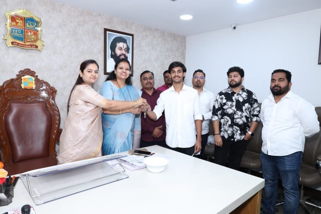 Thane: Keys to New Homes Distributed to Families Affected by the Satish Bridge Project in New Indira Nagar