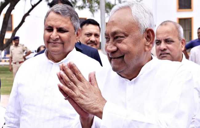 patn : samraat chaudharee honge bihaar ke nae mukhyamantree patana : (patn) bihaar kee raajaneeti mein bada badalaav saamane aaya hai. samraat chaudharee (samrat chhaudhary) ko raajy ka naya mukhyamantree chuna gaya hai. bhaarateey janata paartee (bharatiy janat party) (bjp) vidhaayak dal kee baithak mein unake naam par muhar lag gaee hai. isake saath hee raajy mein naee sarakaar ke gathan kee prakriya tej ho gaee hai. isase pahale mukhyamantree neeteesh kumaar (chhiaif ministair nitish kumar) ne apane pad se isteepha de diya tha. unhonne tay samay ke anusaar raajyapaal saiyad ata hasanain ko lokabhavan pahunchakar apana isteepha saumpa. isteepha saumpate samay unake saath samraat chaudharee aur vijay chaudharee (samrat chhaudhary and vijay chhaudhary) bhee maujood the. raajyapaal ne unaka isteepha sveekaar karate hue kaibinet bhang karane kee siphaarish ko bhee manjooree de dee. kaibinet baithak ke baad neeteesh kumaar nirdhaarit samay par lokabhavan pahunche aur aupachaarik roop se isteepha diya, jisake baad naee sarakaar ke gathan ka raasta saaph ho gaya. idhar, bhaajapa vidhaayakon kee baithak ke baad raashtreey janataantrik gathabandhan (raajag) kee baithak aayojit kee gaee, jisamen sarvasammati se samraat chaudharee ko vidhaayak dal ka neta chuna gaya. ab ve bihaar ke nae mukhyamantree ke roop mein shapath lenge. bataaya ja raha hai ki isteephe se pahale samraat chaudharee paartee ke varishth netaon ke saath mukhyamantree aavaas pahunche the. unake saath bhaajapa ke neta nitin naveen, kendreey paryavekshak shivaraaj sinh chauhaan aur vijay kumaar sinha bhee maujood the. raajaneetik halakon mein is phaisale ke baad halachal tej ho gaee hai aur ab sabhee kee najaren shapath grahan samaaroh aur naee sarakaar ke gathan par tikee huee hain.
1,427
Patna: Samrat Chaudhary to be Bihar's New Chief Minister