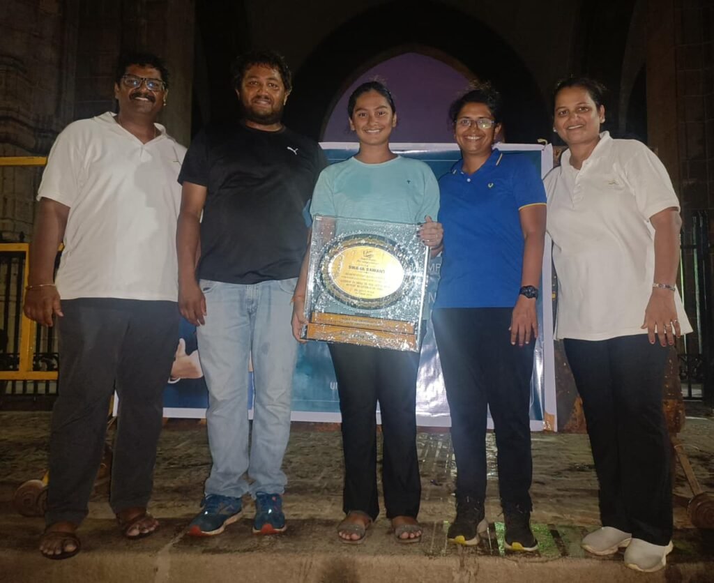 Mumbai : 19 varshiya swara sawant ne racha itihas arab sagar mein 40 kilometer ki ekal samudri tairaki ki puri mumbai : (Mumbai) 19 varshiya swara sandesh sawant (19-year-old Swara Sandesh Sawant) ne bhartiya open si swimming ke itihaas mein naya adhyay jodte hue ek aitihasik uplabdhi haasil ki hai। ramnarayan ruia swayatt mahavidyalaya (first-year student at Ramnarain Ruia Autonomous College) ki pratham varsh ki chhatra swara ne gateway off india se trombay jetty aur phir wapas gateway off india(Gateway of India to Trombay Jetty and back to the Gateway of India) tak 40 kilometer ki lagatar ekal samudri tairaki safaltapurvak puri ki। ◾ 9 ghante 39 minute mein pura kiya kathin samudri safar swara ne arab sagar mein 40 kilometer ki chunautipoorn tairaki mahaj 9 ghante 39 minute mein puri ki। yah abhiyan subah 9:30 baje gateway off india se shuru hua aur sham tak jaari rahane ke baad unhone safaltapurvak phir se gateway off india pahunchkar ise pura kiya। ◾ tej laharon aur jwar-bhate ka kiya samna puri tairaki ke dauran swara ko tej hawaon, unchi lahron, jwar-bhate ke tej bahav aur ufante samudra jaisi kathin paristhitiyon ka samna karna pada। kadi dhoop ne is chunauti ko aur adhik kathin bana diya, lekin unhone adbhut sahanshakti, mansik majbuti aur dridh sankalp ka parichay diya। ◾ pehla ekal altra-distance prayas raha safal khas baat yah rahi ki yah swara ka pehla ekal altra-distance samudri (solo ultra-distance sea swim) tairaki prayas tha। pratikul paristhitiyon ke bavjood unhone sahas, nirantarta aur mansik sthirta banae rakhte hue is mission ko safaltapurvak pura kiya। ◾ rojana 3 se 4 ghante karti hain abhyas swara rupali repaale swimming akadami (Rupali Repale Swimming Academy) mein prashikshan leti hain aur unka abhyas ramchandra thakur swimming pool mein hota hai। wah pratidin lagbhag 3 se 4 ghante kathin abhyas karti han। unhone mahaj 10 varsh ki umr mein tairaki shuru ki thi aur baad mein open si swimming ke prati unka vishesh lagav viksit hua। ◾ adhikarik nigrani mein pura hua record yah record maharashtra rajya haushi jalkrida sanghatna (Maharashtra State Amateur Aquatic Association) ki adhikarik nigrani mein sabhi niyamon ka palan karte hue pura kiya gaya। record pura hone ke baad swara ne apne mata-pita ke nirantar sahyog aur protsahan ke liye aabhar vyakt kiya।
2,124
Mumbai: 19-Year-Old Swara Sawant Makes History
Mumbai: 19-Year-Old Swara Sawant Makes History