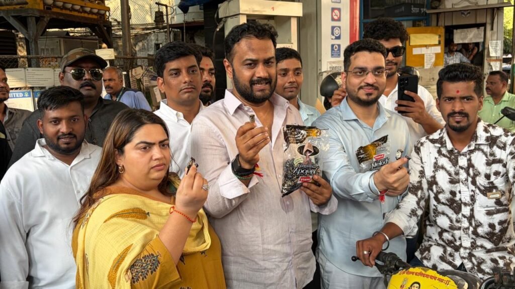 Thane: Youth Congress Distributes 'Melody' Chocolates at Petrol Pumps