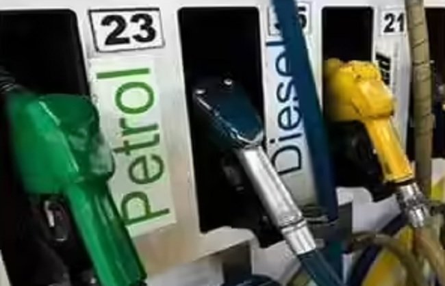 New Delhi: Petrol Becomes 87 Paise and Diesel 91 Paise Costlier; New Rates Effective