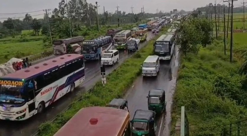Dhaka: 47-km Long Traffic Jam Persists Since Last Night on Dhaka-Tangail-Jamuna Bridge Highway in Bangladesh