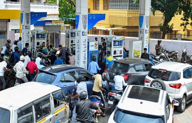 New Delhi: Petrol and Diesel Prices Hiked by 90 Paise Per Liter; New Rates Effective