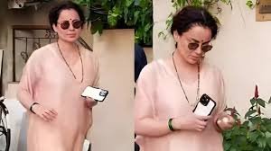 Mumbai : mangalsutra ko lekar charcha mein aai kangna mumbai : (Mumbai) abhinetri kangana ranaut (Actress Kangana Ranaut) in dinon ek viral video ko lekar charcha mein han, jisme wah mangalsutra (*mangalsutra*) pahane najar aa rahi han। video samne aate hi social media par unki gupchup shaadi ki atkalen tej ho gain। halanki baad mein saaf hua ki kangana ka yah look unki aagami film 'queen 2' (Queen 2) ke liye hai, jiski shooting unhone shuru kar di hai। darasal, 'queen' ke pehle bhag mein kangana ne rani mehra ka kirdar nibhaya tha, jiski shaadi toot jaati hai aur wah akele honeymoon trip par nikal padti hai। film ko darshakon aur samikshakon se jabardast sarahana mili thi। ab sequel ko lekar bhi fans ke beech kafi utsukta dekhne ko mil rahi hai। film ke nirdeshak vikas bahal (film's director, Vikas Bahl) ne bhi 'queen 2' ki pushti kar di hai। unhone kaha ki team lambe samay se is project par kaam kar rahi thi aur ab kahani ko lekar thos taiyari ho chuki hai। halanki film ki kahani ko filhaal gupt rakha gaya hai, lekin mana ja raha hai ki yah film bhi pehle bhag ki tarah mahila sashaktikaran aur aatmavishwas ki kahani ko aage badhaegi।
1,040
Mumbai: Kangana in the Spotlight Over Her Mangalsutra
Mumbai: Kangana in the Spotlight Over Her Mangalsutra