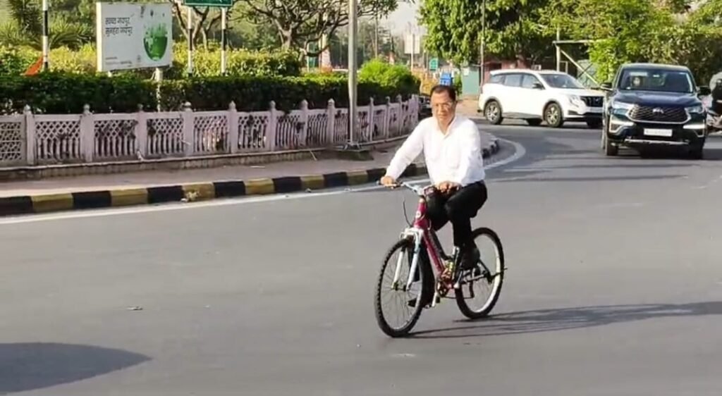 Jaipur: Acting Chief Justice Foregoes Escort; Justice Jain Arrives at High Court by Bicycle
