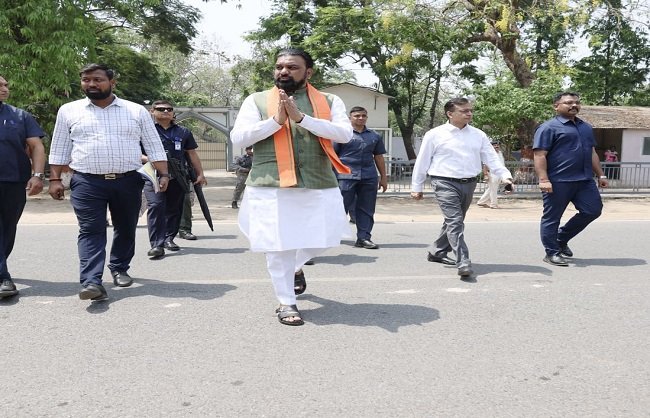 Patna: Chief Minister Samrat Chaudhary Arrives at Office on Foot