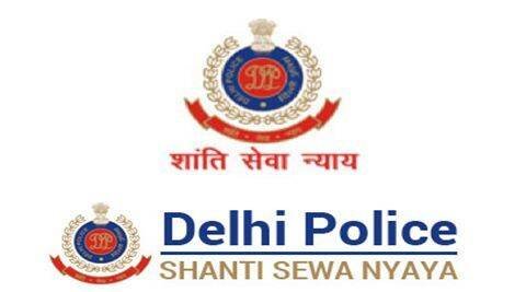 
New Delhi : restaurant mein kahasuni ke baad yuvak ko maari goli, yuvati samet teen aaropit girftar nai delhi : (New Delhi) uttar-purvi jile ke karawal nagar ilake (Karawal Nagar area of ​​the North-East district) mein ek restaurant ke bahar mamuli vivad ke baad yuvak ko goli maarne ke mamle mein police ne tvarit karvai karte hue yuvati samet teen aaropiton ko giraftaar kiya hai। police ne vardat mein istemaal pistol aur farar hone ke liye upyog ki gai motorcycle bhi baramad kar lee hai। polis ke ek varishth adhikari ne shukravaar ko bataya ki 24 may ko gtb aspataal (GTB Hospital) se suchana mili thi ki goli lagne se ghayal ek yuvak ko bharti karaya gaya hai। suchana milte hi karawal nagar thana police aspataal pahunchi aur ghayal yuvak mayank (23) ka bayan darj kiya। mayank ne bataya ki wah apne doston arpit, yash urf ashu aur ek yuvati ke saath shiv vihar sthit magic chili restaurant ('Magic Chili Restaurant and Cafe' in Shiv Vihar) and cafe mein gate-tugedar ke liye gaya tha। puchtachh mein mayank ne bataya ki restaurant mein maujood rahane ke dauran uski kisi baat ko lekar yash urf golu se kahasuni ho gai। vivad badhta dekh wah vahan se nikalne laga, lekin aarop hai ki yash urf golu uske peeche bahar tak aa gaya। restaurant ke bahar donon ke beech phir bahas hui aur isi dauran yash ne kathit taur par pistol nikalkar mayank par goli chala di। goli lagne se ghayal mayank ko uske dost turant gtb aspataal lekar pahunche। ghatna ki gambhirta ko dekhte hue police ne hatya ke prayas aur arms act ki dharaon mein mamla darj kar jaanch shuru ki। mauke par pahunchi forensic team ne ghatnasthal se sakshya jutaye। iske baad thana karawal nagar ke sho inspector sanjay singh rawat (Sanjay Singh Rawat, the SHO of Karawal Nagar police station) ke netritva mein gathit team ne takniki aur sthaniya jankari ke aadhar par aaropiton ki talash shuru ki। janch ke dauran police ne mukhya aaropit yash urf golu (21), arpit (20) aur ek 19 varshiya yuvati ko giraftaar kar liya। teenon aaropit ghaziabad ke loni kshetra ke rahane wale han। polis puchtach mein yash urf golu ne mayank par goli chalane ki baat sweekar kar li। usne bataya ki vardat ko anjaam dene ke baad wah apne sathiyon ke saath motorcycle par sawar hokar mauke se farar ho gaya tha। uski nishandehi par police ne vardat mein istemaal pistol aur motorcycle baramad kar lee hai। police adhikariyon ka kehna hai ki shuruaati jaanch mein vivad ki vajah aapsi kahasuni samne aai hai। halanki ghatna ke peeche koi anya karan to nahin tha, iski bhi jaanch ki ja rahi hai। mamle mein aage ki jaanch jaari hai aur police aaropiton ke aapradhik record ki bhi padtaal kar rahi hai।
2,383

New Delhi : restaurant mein kahasuni ke baad yuvak ko maari goli, yuvati samet teen aaropit girftar nai delhi : (New Delhi) uttar-purvi jile ke karawal nagar ilake (Karawal Nagar area of ​​the North-East district) mein ek restaurant ke bahar mamuli vivad ke baad yuvak ko goli maarne ke mamle mein police ne tvarit karvai karte hue yuvati samet teen aaropiton ko giraftaar kiya hai। police ne vardat mein istemaal pistol aur farar hone ke liye upyog ki gai motorcycle bhi baramad kar lee hai। polis ke ek varishth adhikari ne shukravaar ko bataya ki 24 may ko gtb aspataal (GTB Hospital) se suchana mili thi ki goli lagne se ghayal ek yuvak ko bharti karaya gaya hai। suchana milte hi karawal nagar thana police aspataal pahunchi aur ghayal yuvak mayank (23) ka bayan darj kiya। mayank ne bataya ki wah apne doston arpit, yash urf ashu aur ek yuvati ke saath shiv vihar sthit magic chili restaurant ('Magic Chili Restaurant and Cafe' in Shiv Vihar) and cafe mein gate-tugedar ke liye gaya tha। puchtachh mein mayank ne bataya ki restaurant mein maujood rahane ke dauran uski kisi baat ko lekar yash urf golu se kahasuni ho gai। vivad badhta dekh wah vahan se nikalne laga, lekin aarop hai ki yash urf golu uske peeche bahar tak aa gaya। restaurant ke bahar donon ke beech phir bahas hui aur isi dauran yash ne kathit taur par pistol nikalkar mayank par goli chala di। goli lagne se ghayal mayank ko uske dost turant gtb aspataal lekar pahunche। ghatna ki gambhirta ko dekhte hue police ne hatya ke prayas aur arms act ki dharaon mein mamla darj kar jaanch shuru ki। mauke par pahunchi forensic team ne ghatnasthal se sakshya jutaye। iske baad thana karawal nagar ke sho inspector sanjay singh rawat (Sanjay Singh Rawat, the SHO of Karawal Nagar police station) ke netritva mein gathit team ne takniki aur sthaniya jankari ke aadhar par aaropiton ki talash shuru ki। janch ke dauran police ne mukhya aaropit yash urf golu (21), arpit (20) aur ek 19 varshiya yuvati ko giraftaar kar liya। teenon aaropit ghaziabad ke loni kshetra ke rahane wale han। polis puchtach mein yash urf golu ne mayank par goli chalane ki baat sweekar kar li। usne bataya ki vardat ko anjaam dene ke baad wah apne sathiyon ke saath motorcycle par sawar hokar mauke se farar ho gaya tha। uski nishandehi par police ne vardat mein istemaal pistol aur motorcycle baramad kar lee hai। police adhikariyon ka kehna hai ki shuruaati jaanch mein vivad ki vajah aapsi kahasuni samne aai hai। halanki ghatna ke peeche koi anya karan to nahin tha, iski bhi jaanch ki ja rahi hai। mamle mein aage ki jaanch jaari hai aur police aaropiton ke aapradhik record ki bhi padtaal kar rahi hai।
2,383
New Delhi: Youth Shot After Altercation at Restaurant; Three Accused, Including a Woman, Arrested
New Delhi: Youth Shot After Altercation at Restaurant; Three Accused, Including a Woman, Arrested
