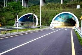 
Mumbai : goregaon-mulund link road ka rasta saf mumbai : (Mumbai) brihanmumbai mahanagarpalika (Brihanmumbai Municipal Corporation) ne purvi aur pashchimi upnagaron ko jodne wale behad mahatvapurn goregaon-mulund link road project (Goregaon-Mulund Link Road project) ke raste mein aane wali jameen ko khali karane ki prakriya tej kar di hai। iske tahat bmc ke 'T' ward ki atikraman virodhi team ne ravivaar ko mulund ke khindipada (Amarnagar area of ​​Khindipada, Mulund) sthit amarnagar ilake mein ek bada abhiyan chalakar lagbhag 150 avaidh rihayashi aur commercial (vyavasayik) dhaanchon ko jameendoj kar diya। nagar nigam ke adhikariyon ke anusar, yeh nirman sidhe project ke tay raste mein rukavat daal rahe the, isliye inhen hatana jaruri tha; saath hi prashasan ne saaf kiya hai ki is kshetra mein bache hue anya 234 avaidh dhaanchon ko hatane ke liye agle saptah abhiyan ka agla charan shuru kiya jaega।
837
Mumbai: Path Cleared for Goregaon-Mulund Link Road
Mumbai: Path Cleared for Goregaon-Mulund Link Road