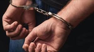 

Bhiwandi : avaidh hathiyar ke saath vyakti girftar desi pistol aur kartoos baramd bhivandi : (Bhiwandi) narpoli police (Narpoli Police) ne avaidh hathiyar rakhne ke aarop mein ek vyakti ko giraftaar kiya hai. aaropi ke kabje se ek desi pistol aur do jinda kartoos baramad kiye gaye han. police ne uske khilaf sambandhit dharaon ke tahat mamla darj kar aage ki jaanch shuru kar di hai. police ke anusar, 23 june 2026 ki sham kareeb 7:25 baje gasht ke dauran taadali se owali jaane wale pul ke neeche ek sandigdh vyakti dikhai diya. police ne use rokkar talashi li, jisme uske paas se lohe ki bani ek desi pistol aur do jinda kartoos baramad hue. police ne aaropi ke paas se baramad hathiyar aur kartoos jabt kar liye han. jabt samagri ki anumanit keemat kareeb 89 hajar rupaye batai gai hai. giraftaar aaropi ki pehchan istiyak liyakat ali ansari urf punjabi (45) (Istiyaq Liyaqat Ali Ansari, alias Punjabi (45) ke roop mein hui hai. wah bhiwandi ke ajmernagar sthit bharat supari kirana stores (Bharat Supari Kirana Stores) parisar ka nivasi bataya gaya hai. police ne use 23 june ki raat kareeb 10:50 baje aupcharik roop se giraftaar kiya. vibhinn dharaon ke tahat mamla darj prathmik jaanch mein samne aaya hai ki aaropi ne thane shahar police aayukt (Thane City Police Commissioner) dwara jaari nishedhaatmak aadeshon ka bhi ullanghan kiya tha. police ke anusar, uske paas hathiyar rakhne ka koi vaidh license nahin tha. is sambandh mein narpoli police station mein apradh kramank 693/2026 darj kiya gaya hai. aaropi ke khilaf bhartiya shastra adhiniyam ki dhara 3 aur 25 tatha maharashtra police adhiniyam ki dhara 37(1)(3) aur 135 ke tahat karvai ki gai hai. police hawaldar aakash pawar mamle ki aage ki jaanch kar rahe han.
Show 
Bhiwandi: Man arrested with illegal weaponmore
1,548
Bhiwandi: Man arrested with illegal weapon