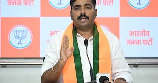 

Mumbai : shivsena ubt ka janadhar khatm ho chuka hai: navnath ban mumbai : (Mumbai) bhajpa pradesh mukhyalay mein aayojit patrakaar parishad mein bhajpa ke mukhya pradesh pravakta navnath ban (BJP Chief State Spokesperson Navnath Ban) ne shivsena (uddhav balasaheb thakare) par teekha hamla bola। unhone kaha ki shivsena (ubt) maharashtra mein apna janadhar kho chuki hai, isliye aagami vidhan parishad chunav mein party ka koi bhi neta vidhan parishad tak nahin pahunch payega। navnath ban ne kaha ki shivsena (ubt) ke paas ab sakriya karyakartaon ka abhav hai। unhone aarop lagaya ki party ke neta lagatar anargal aarop lagakar rajnitik mahaul banane ka prayas kar rahe han, lekin jamini hakikat isse bilkul alag hai। sanjay raut ke bayan ko bataya niradhar bhajpa pravakta ne shivsena (ubt) sansad sanjay raut (MP Sanjay Raut) ke us bayan par pratikriya di, jisme unhone kaha tha ki vidhan parishad chunav ab karyakartaon ke aadhar par nahin lade jate। ban ne is tippani ko puri tarah niradhar aur vastavikta se pare bataya। navnath ban ne kaha ki vidhan parishad ke sthaniya pradhikaran nirvachan kshetra ke chunav nagar nigam, nagar parishad aur jila parishadon ke nirvachit pratinidhiyon ke maton se hote han। aise mein jis party ke paas jamini star par sangathan aur janadhar hota hai, usi ke ummedwaron ko safalta milti hai। unhone dawa kiya ki shivsena (ubt) ke paas sthaniya nikayon mein paryapt janpratinidhi nahin han। yahi karan hai ki party ko vidhan parishad chunav mein mushkilon ka samna karna pad raha hai। ban ke anusar, apni kamjor sthiti chhipaane ke liye party netritva is prakar ke aarop laga raha hai। bhajpa pravakta ne vishwas jataya ki maharashtra vidhan parishad chunav (Maharashtra Legislative Council elections) mein bhajpa aur mahayuti ke ummedwaron ko apeksha se adhik safalta milegi। unhone kaha ki vipaksh ko apni sambhavit haar dikhai de rahi hai, isliye uske neta pehle se hi bayanbaji kar mahaul banane ki koshish kar rahe han।
1,780
Mumbai: Shiv Sena (UBT) Has Lost Its Mass Base: Navnath Ban
Mumbai: Shiv Sena (UBT) Has Lost Its Mass Base: Navnath Ban