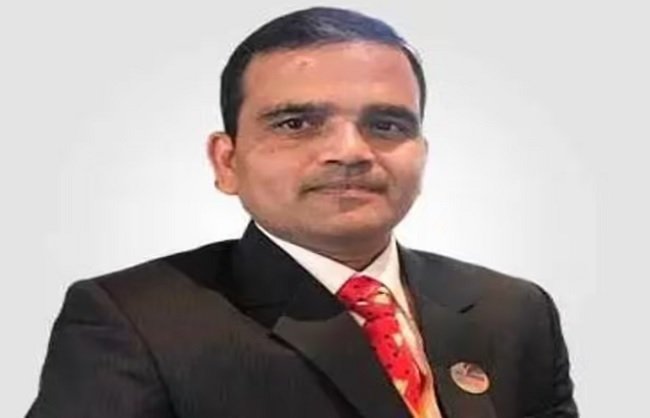 
New Delhi : sanjay lohiya ne vittiya seva vibhag ke sachiv ka padbhar sambhala nai delhi : (New Delhi) sanjay lohiya (Sanjay Lohia) ne somwar ko vittiya seva vibhag(dfs) (Secretary of the Department of Financial Services) ke sachiv ka padbhar sambhal liya hai। unhone m. nagaraju ka sthan liya hai, jo 31 may ko sevanivritt hue the। vitt mantralay (Ministry of Finance) ke tahat aane wale vittiya seva vibhag ne ‘ex’ post par jaari bayan mein likha ki 1994 batch ke bhartiya prashasnik seva (ias) ke adhikari sanjay lohiya ne dfs mein sachiv ka karyabhar grahan kar liya hai। is niyukti se purva lohiya is vibhag mein vishesh sachiv ke pad par karyarat the। ullekhniy hai ki 1994 batch ke asam-meghalay cader ke ias adhikari sanjay lohiya (Sanjay Lohia—a 1994-batch IAS officer of the Assam-Meghalaya cadre) vittiya seva vibhag (dfs) (Department of Financial Services) mein shamil hone se pehle khan mantralay mein atirikt sachiv the। unhone assam ke mukhyamantri ke pradhaan sachiv ke roop mein bhi kaam kiya hai।
Show more
953
New Delhi: Sanjay Lohia Assumes Charge as Secretary of the Department of Financial Services
New Delhi: Sanjay Lohia Assumes Charge as Secretary of the Department of Financial Services